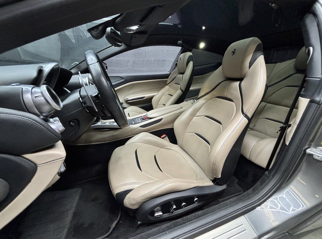 Sièges cuir beige de la Ferrari GTC4 Lusso