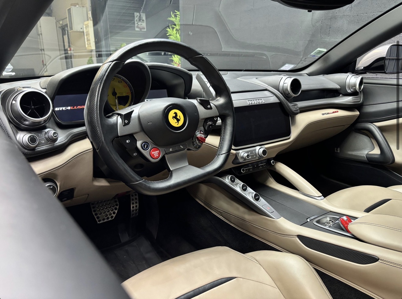 Poste de conduite de la Ferrari GTC4 Lusso, cuir beige